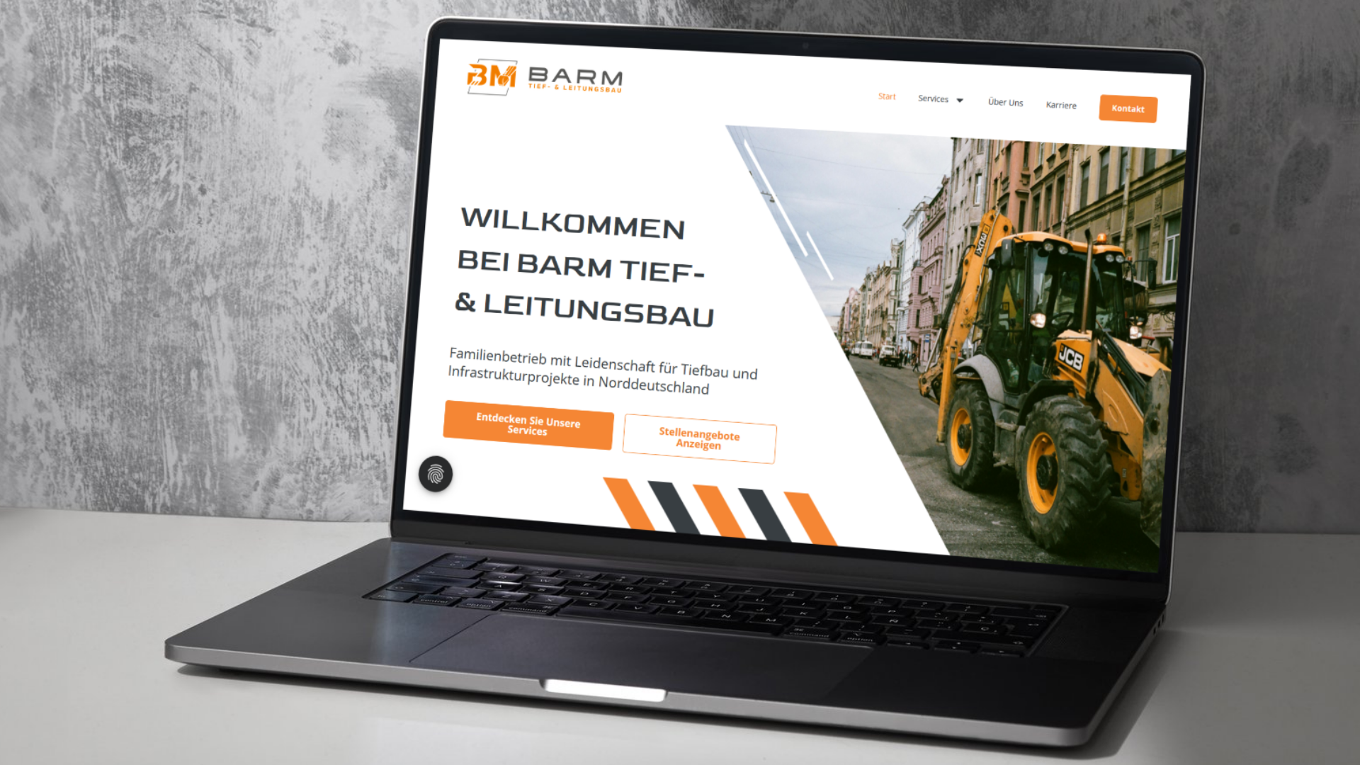 Präsentationsbild des Referenzkunden "Barm Tiefbau" auf einem geöffneten Laptop