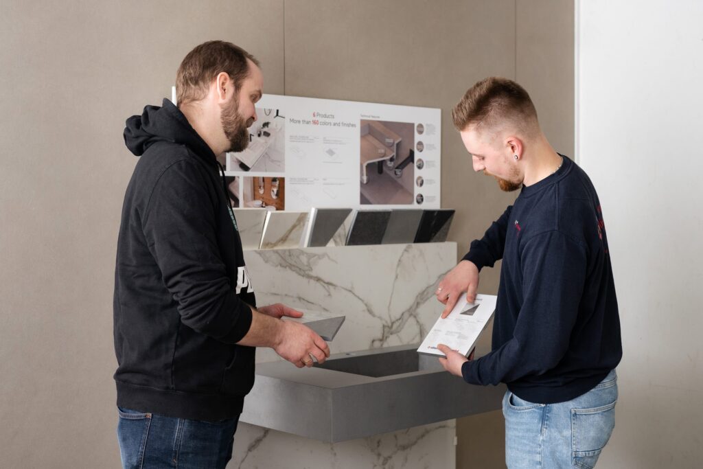 Mitarbeiterberatung bei der Auswahl von Fliesen oder Baumaterialien – Business-Foto von Partnerfotografen