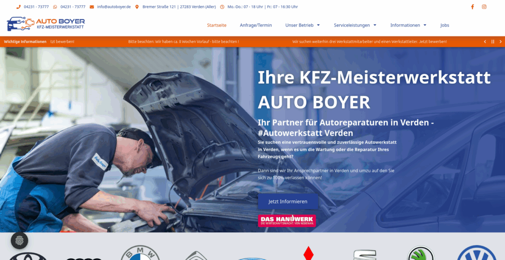 Auto Boyer KFZ-Werkstatt: Startseite mit Mitarbeiter beim Arbeiten am Auto und Fokus auf moderne Werkstatt-Webseite