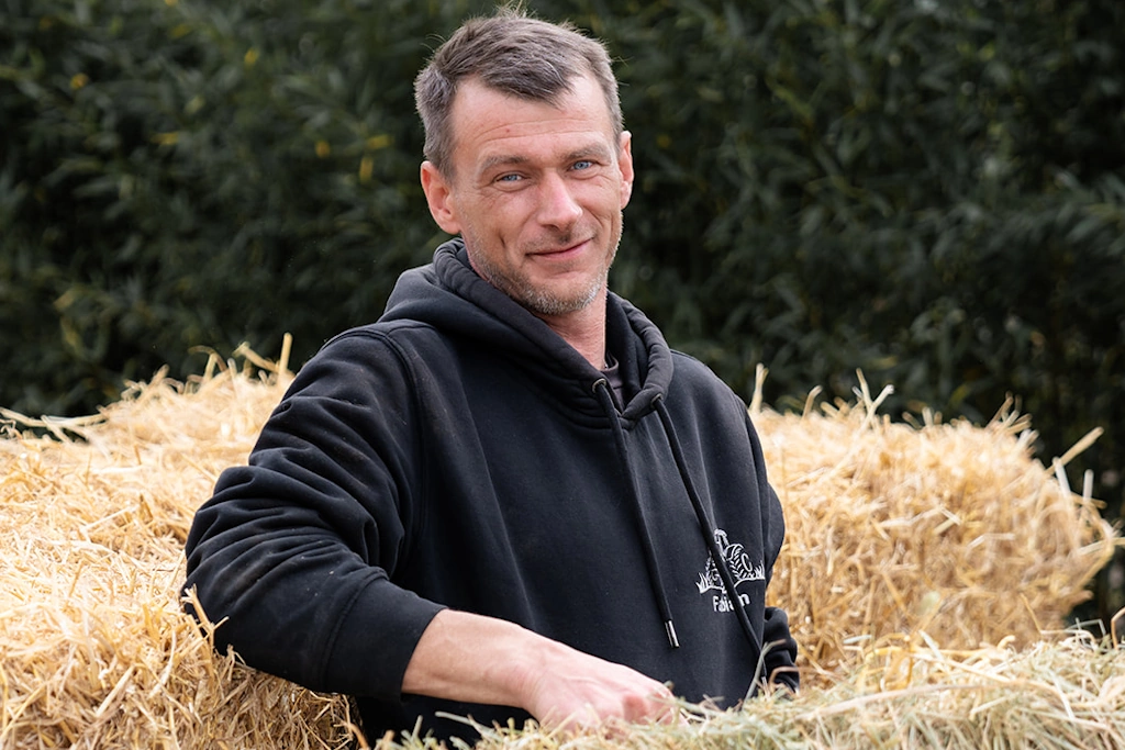 Beispielfoto unserer Partnerfotografen Alex und Natalya – Portrait im landwirtschaftlichen Umfeld