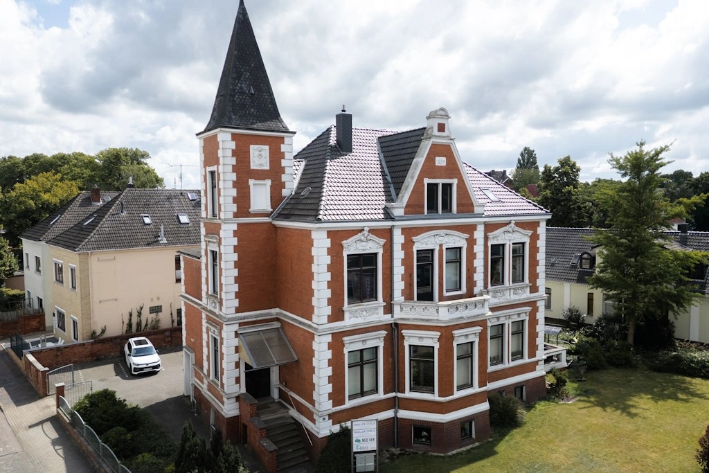 Beispielfoto unserer Partnerfotografen Alex und Natalya – Drohnenaufnahme Bürogebäude NEOVER