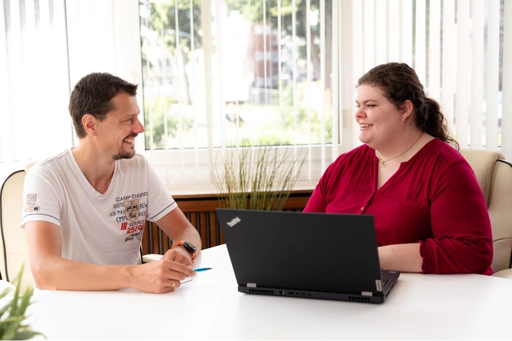 Beispielfoto unserer Partnerfotografen Alex und Natalya – gestelltes Beratungsgespräch mit Anna Grefe-Löwen
